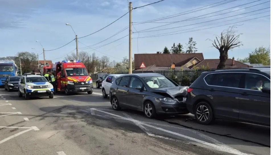 Carambol cu trei mașini în Piatra-Neamț: cinci adulți și un copil implicați