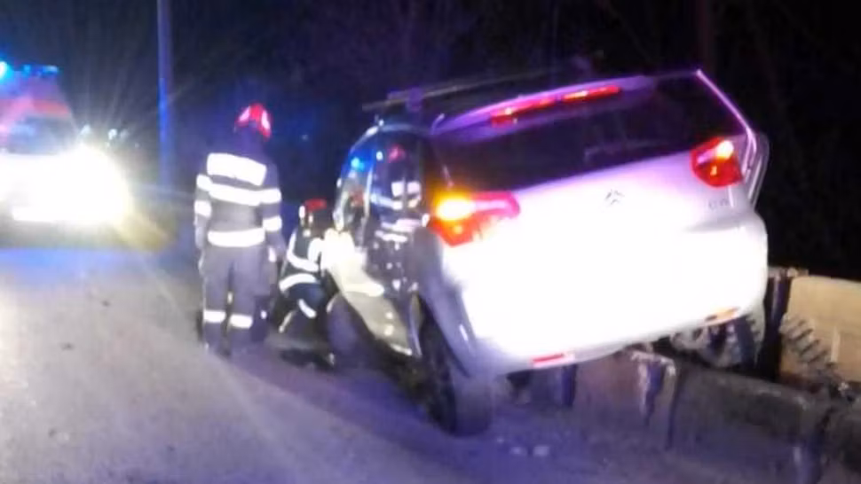 Accident pe DN 17, în Bistrița-Năsăud: trei răniți transportați la spital după impactul cu un podeț