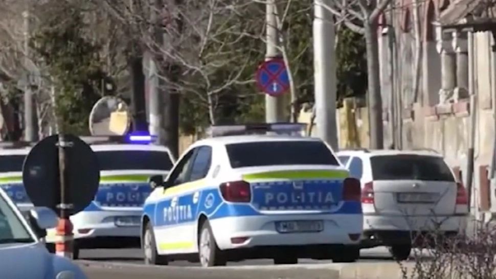 Un polițist a ajuns la spital după ce un șofer a intrat în el