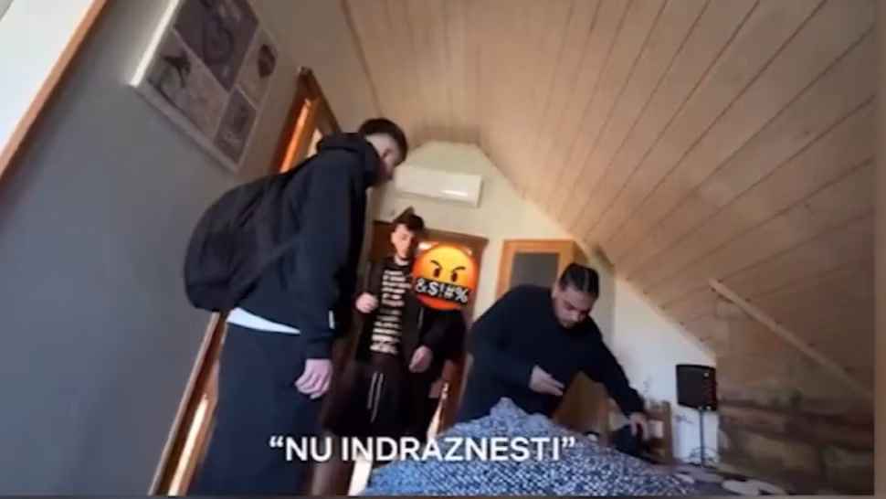 Cântăreț controversat, scandal într-un hotel de lux