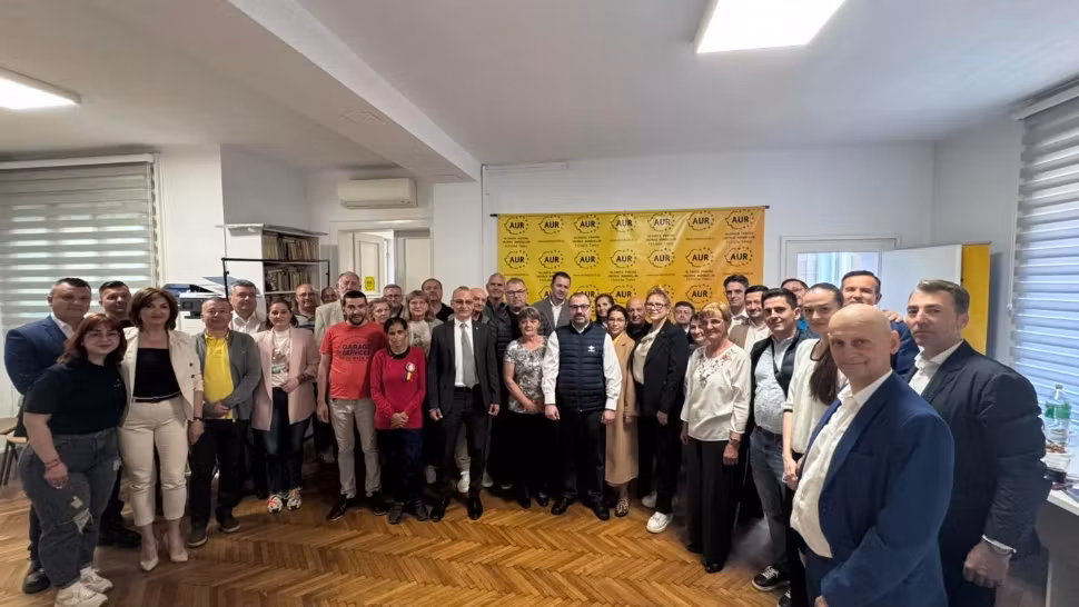 Mii de români au trecut astăzi pragul sediilor AUR din toată țara, la „Ziua Porților Deschise” 