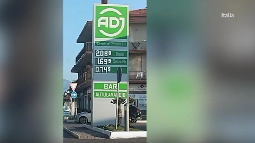 Prețul benzinei în Italia, mai mic decât cel de dinainte de război