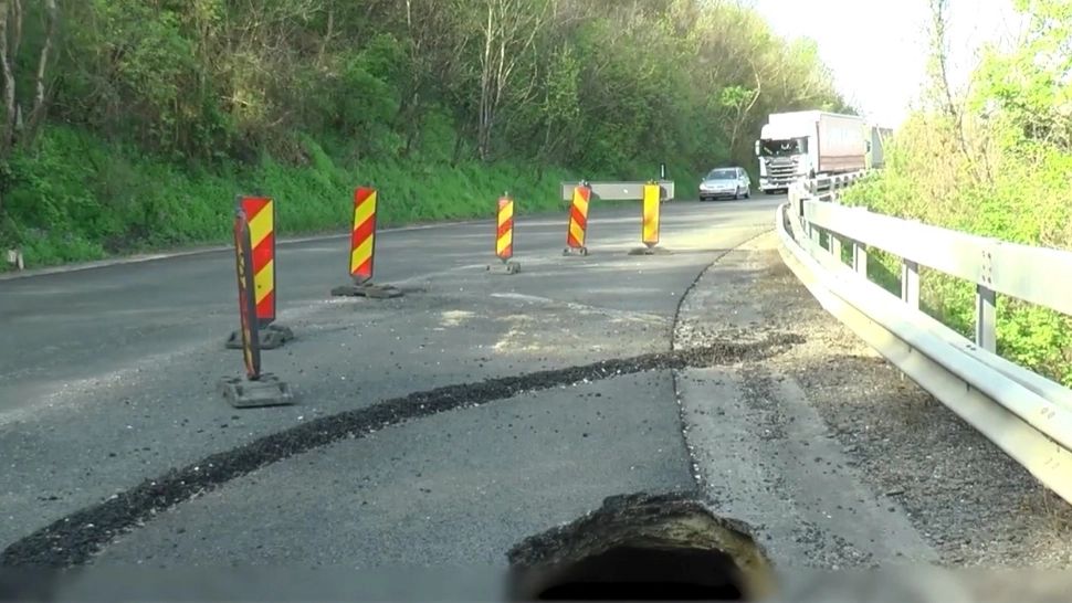 Infern în trafic de 3 luni. Craterul uriaș care blochează unul dintre cele mai circulate drumuri din România VIDEO