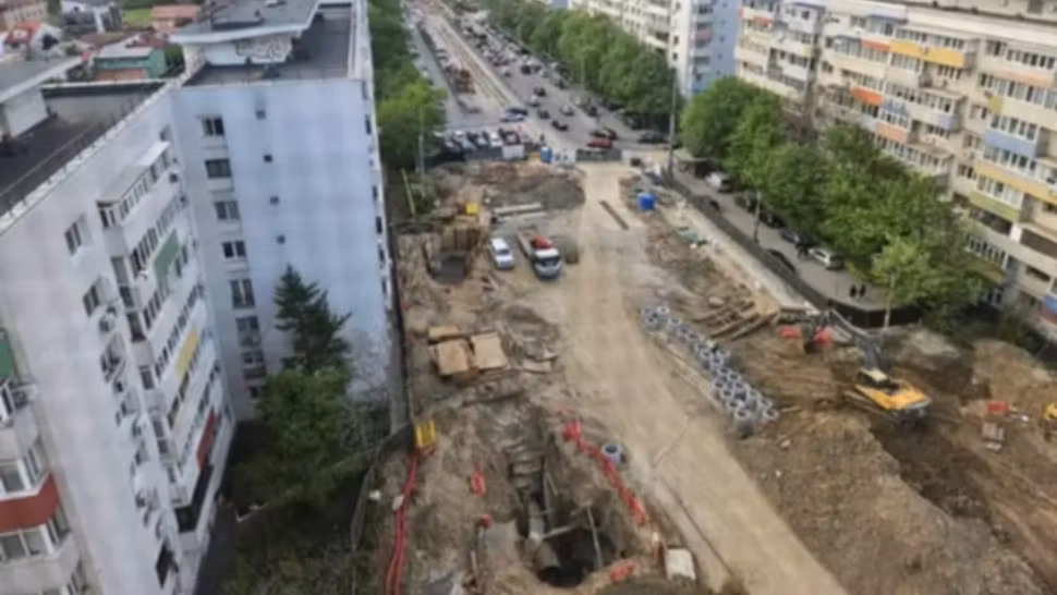 Circulație blocată la metrou între stațiile 1 Mai și Jiului după prăbușirea unui tavan. Trafic paralizat și la suprafață - FOTO