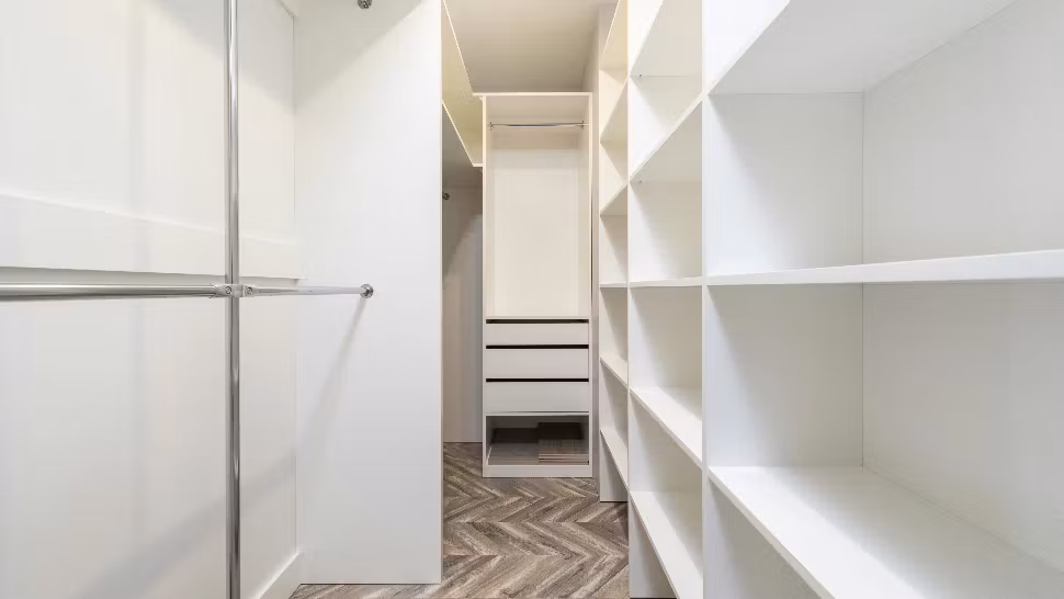 Apartament mic, facturi mari: cum pui ordine cu lumină bună și mobilier care chiar ajută