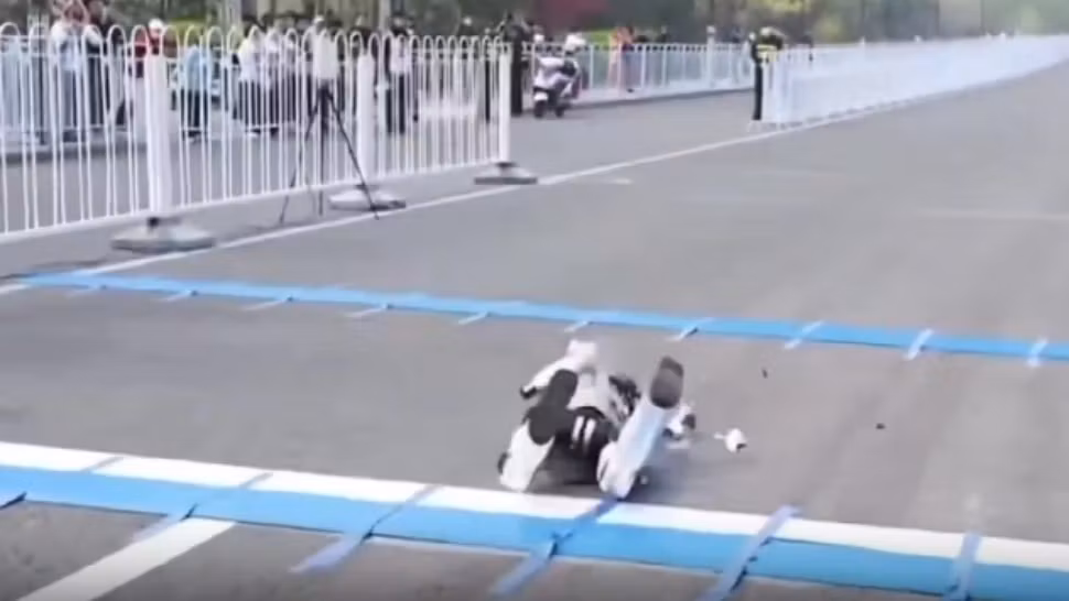Momentul în care un robot a leșinat la maraton | VIDEO viral