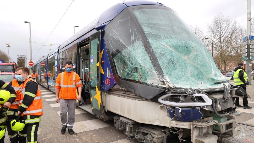 Momente de panică la Strasbourg. Un tramvai a intrat în zidul gării după ce nu a mai oprit la capăt de linie