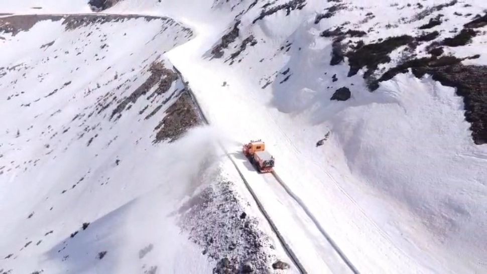 Iarnă în mijlocul primăverii, pe Transalpina. Drumarii duc o luptă contracronometru cu zăpada de pe „Drumul Regelui” VIDEO