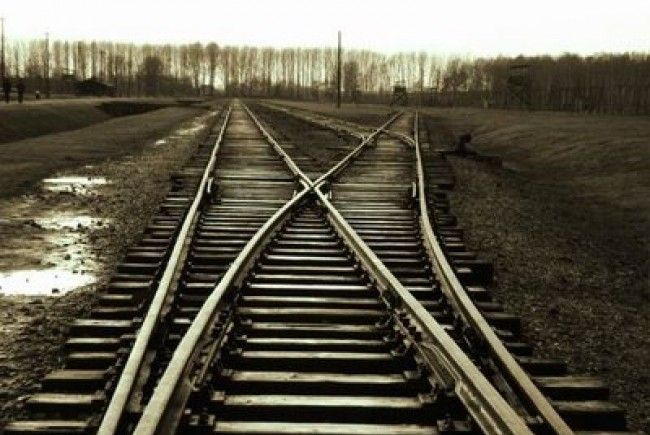 Tânăr de 27 de ani, găsit mort într-o cabină dezafectată lângă stația CF Reșița Nord