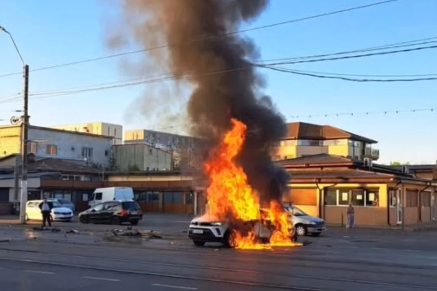 Accident rutier grav pe Calea Giuleşti, din Capitală. O mașină a luat foc 