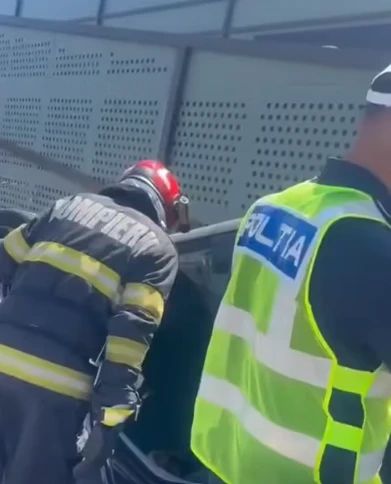 Un bărbat s-a răsturnat cu mașina în parcarea unui mall din Pitești