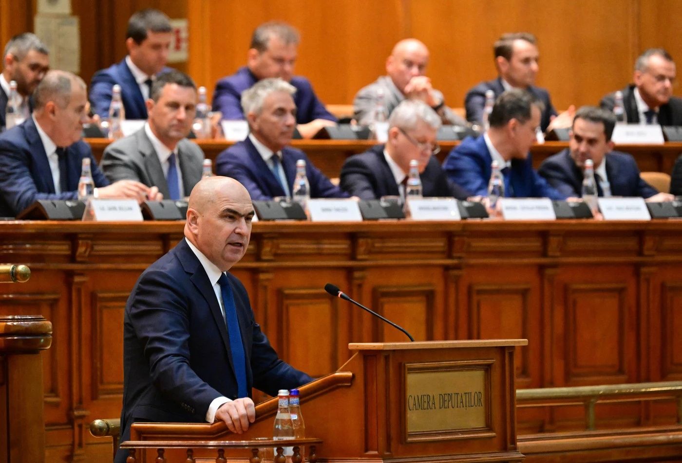 Instabilitatea politică ne costă. Românii plătesc mai mult pentru energie și carburanți
