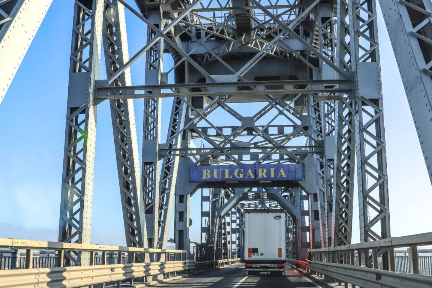 Pod Giurgiu-Ruse: Sistem de dirijare permanentă prin piloți de trafic. Staționarea pe pod este strict interzisă