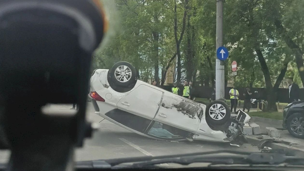 Accident cu trei mașini în Capitală: o șoferiță a ajuns la spital după ce autoturismul în care se afla s-a răsturnat