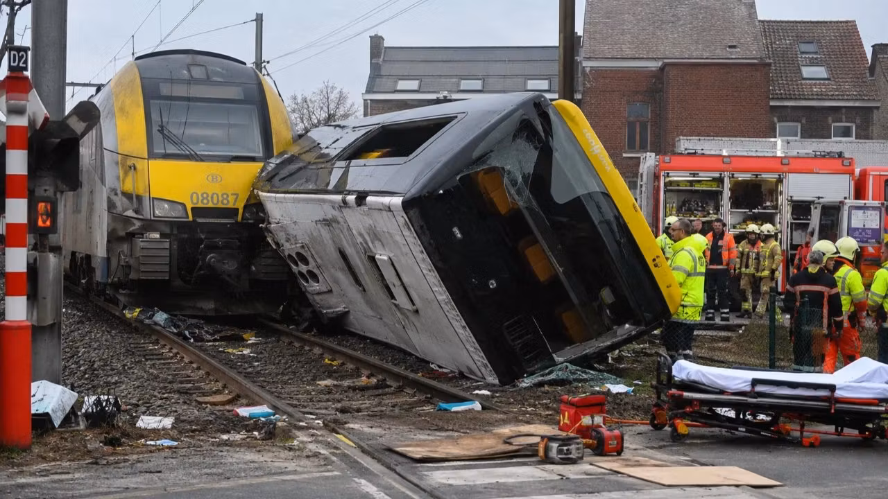 Tragedie în Belgia: un tren a spulberat un microbuz cu elevi. Patru persoane au murit, printre care doi copii