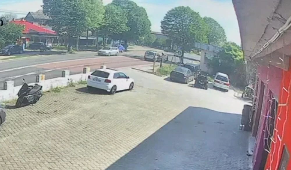 Imagini șocante din Eforie Sud. O femeie și copilul ei au fost loviți pe trecerea de pietoni de un șofer de 79 de ani - VIDEO