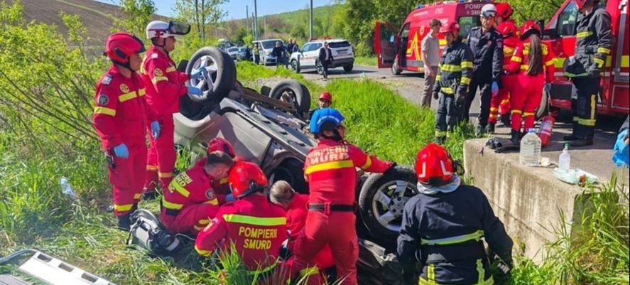 Accident grav în județul Mureș: șase răniți, unul în stare gravă, după ce un autoturism s-a răsturnat. Traficul este blocat
