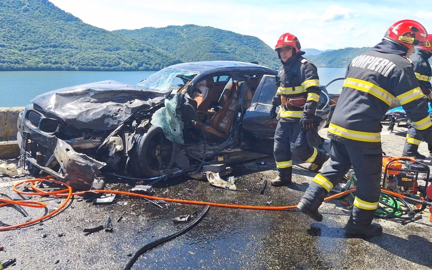 Polițistul mort în tragedia rutieră din Mehedinți ar fi avut o alcoolemie uriașă- SURSE. În urma accidentului a murit și un pompier