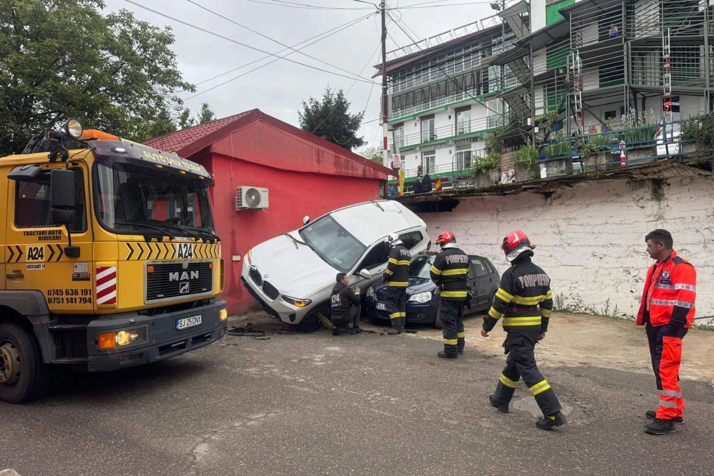 Accident spectaculos în Sălaj: o șoferiță de 74 de ani a căzut cu mașina într-o curte după o parcare nereușită