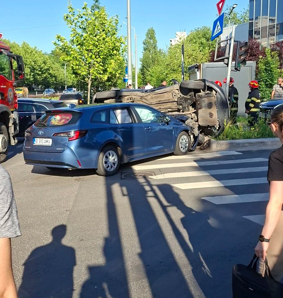 Accident grav în Sectorul 3 din București! Două mașini implicate, una s-a răsturnat la intersecția Liviu Rebreanu cu Ion Agârbiceanu