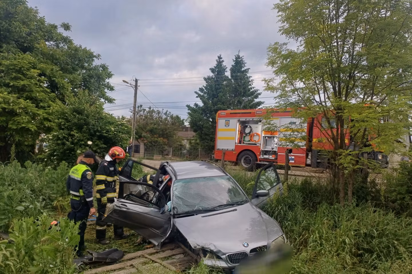 O familie întreagă a ajuns la spital după un accident grav în Botoșani. Mama și un copil de 14 ani au rămas încarcerați