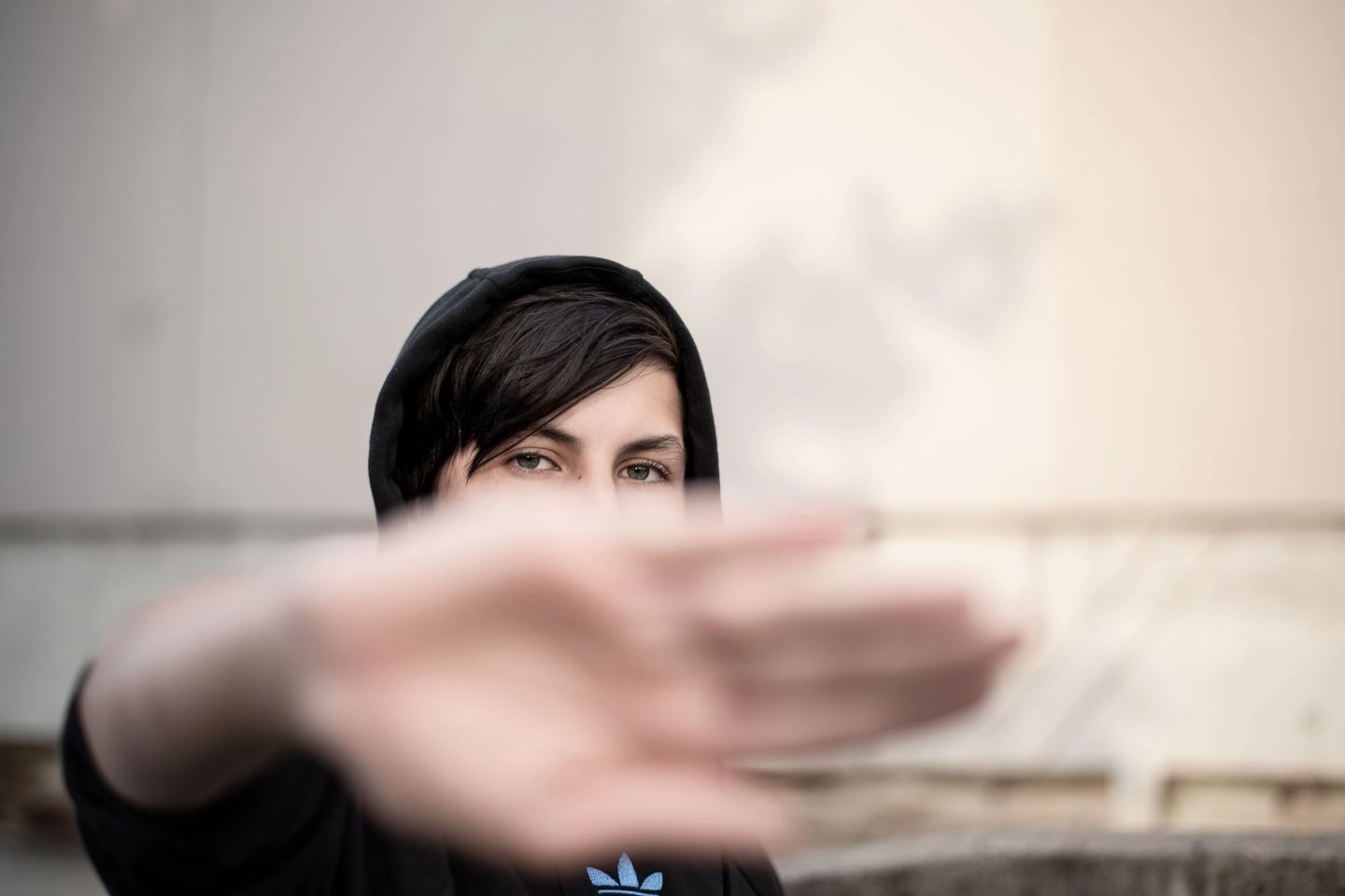 Părinți din Dej, obligați să ceară ordin de protecție împotriva propriului fiu de 17 ani, după un scandal legat de droguri