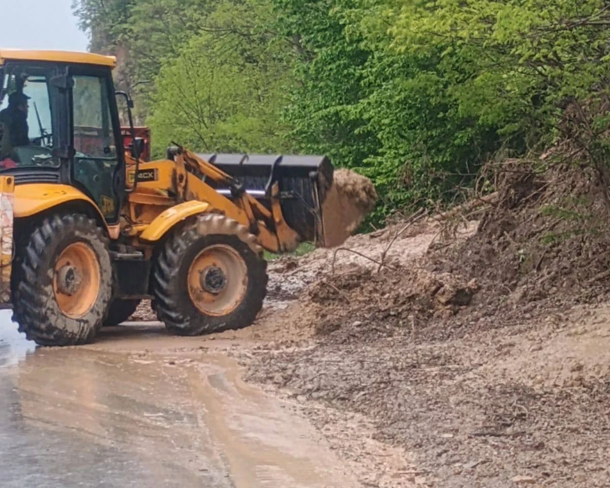 Alunecare de teren pe DN10, în județul Buzău: traficul spre Brașov, afectat - FOTO