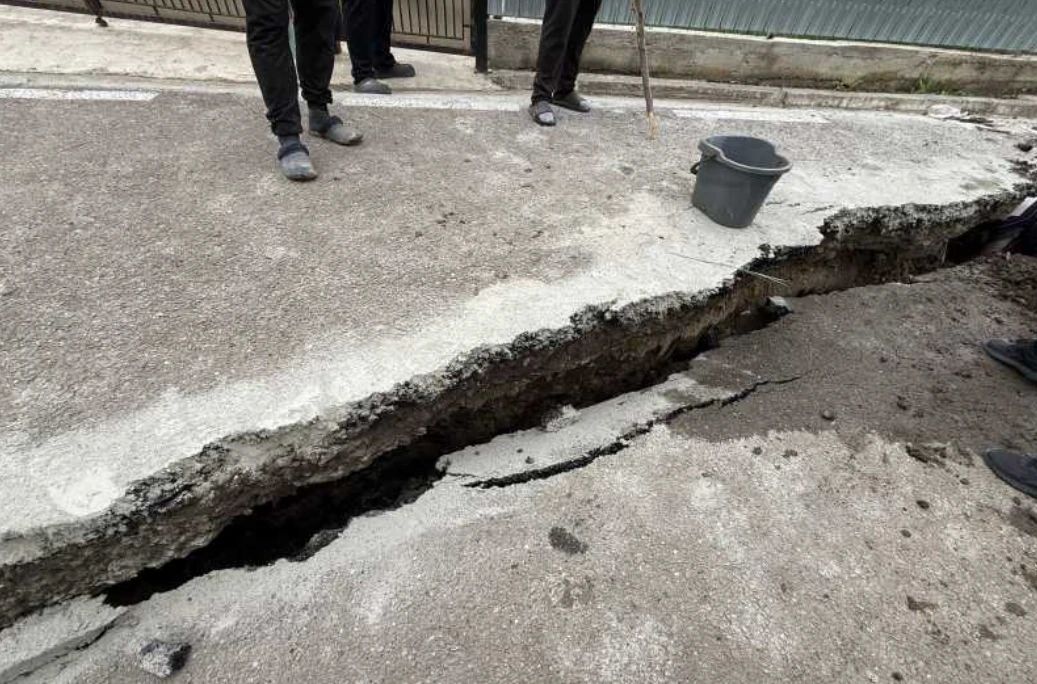 Alunecări de teren în Vaslui. Drumuri surpate, case izolate, un sat a rămas fără apă