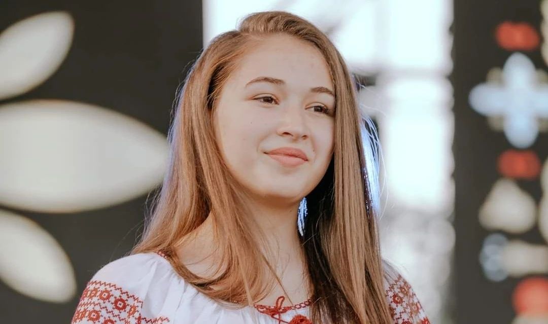 O cântăreață de muzică populară de 17 ani a murit înainte de spectacol. A făcut AVC
