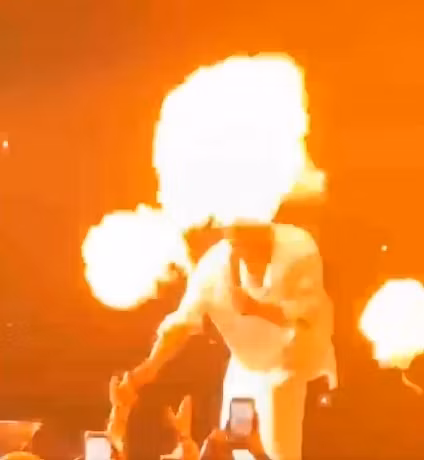 Un cântăreț turc a luat foc pe scenă de la artificii - VIDEO