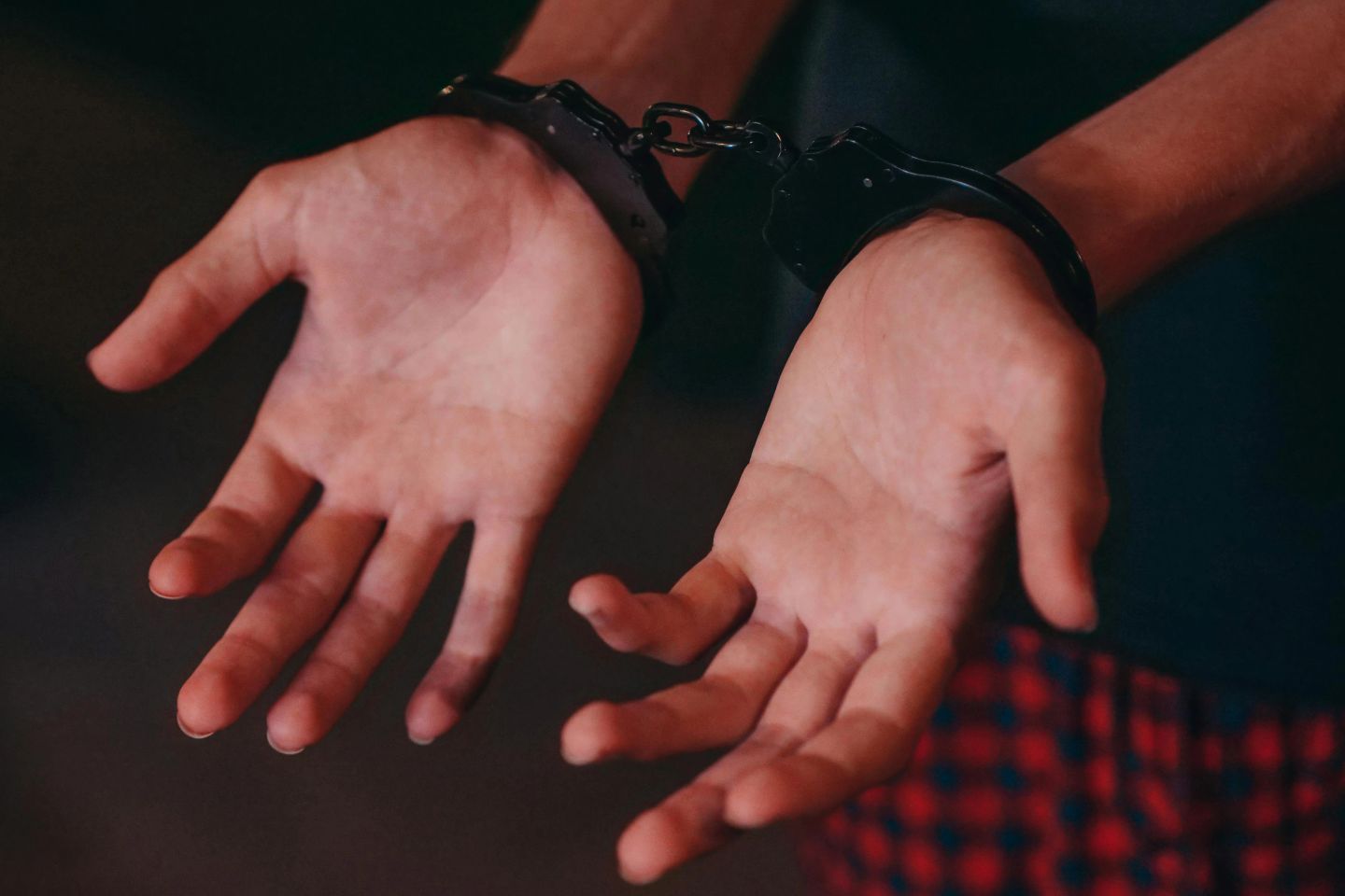 Femeie de 28 de ani, arestată după ce s-a prezentat drept adolescentă de 16 ani pentru a obține beneficii sociale