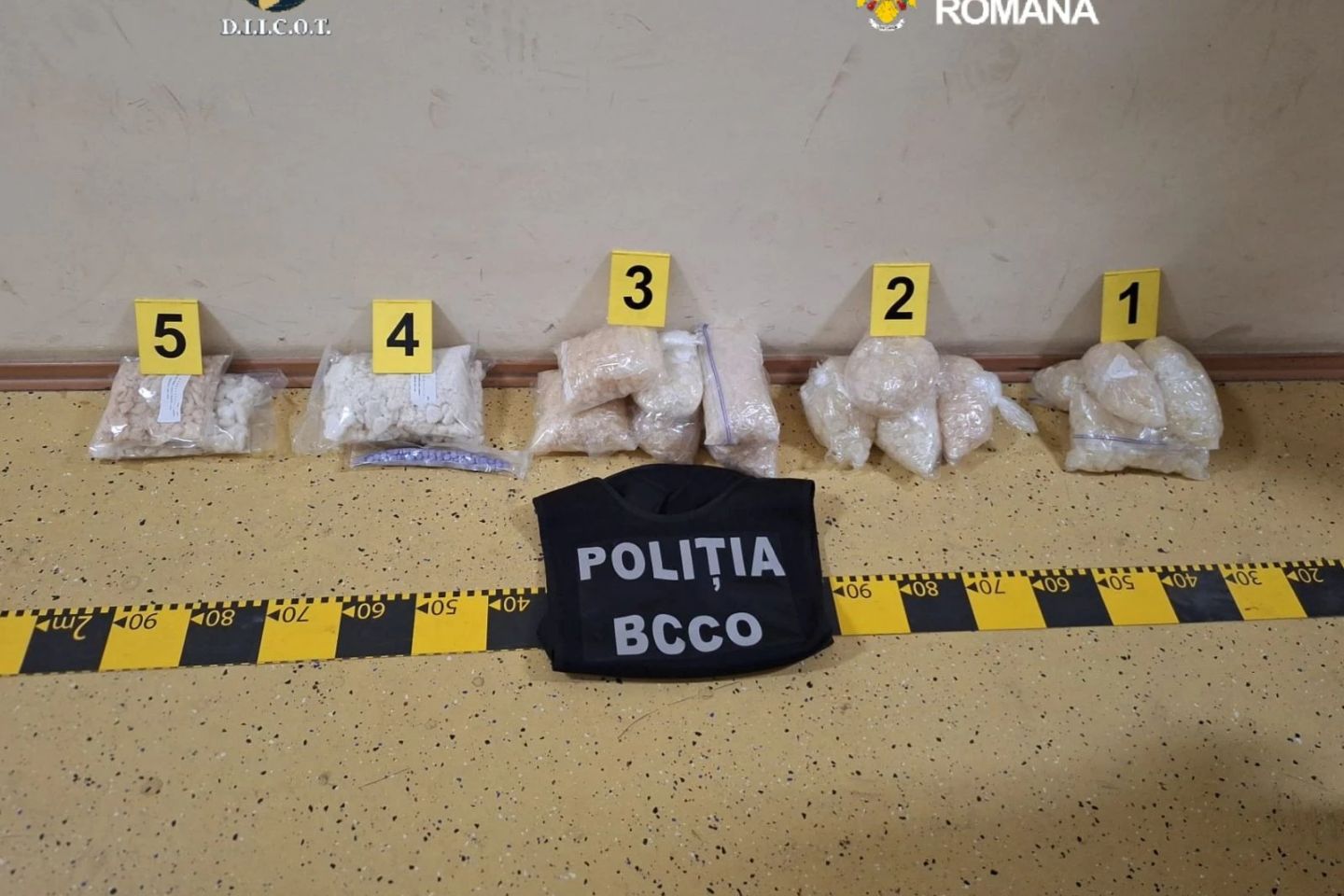 Trei membri ai aceleiași familii, reținuți de DIICOT Brăila pentru trafic internațional de droguri de mare risc: un minor, prins în flagrant