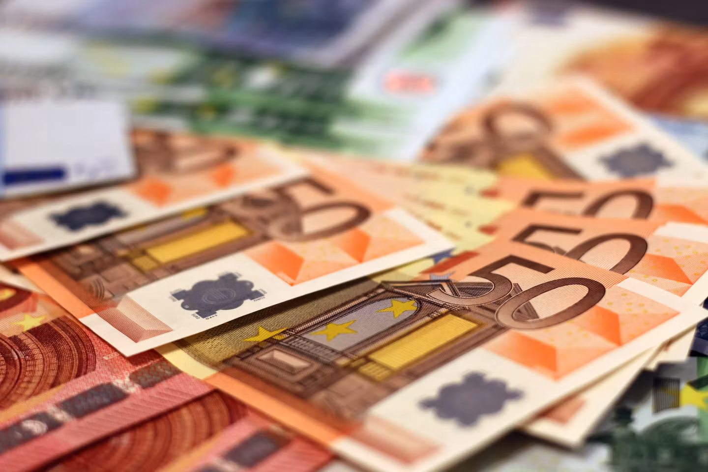 Agent de poliție din Câmpulung, arestat preventiv după ce a cerut 12.000 de euro pentru a facilita transferul unui coleg