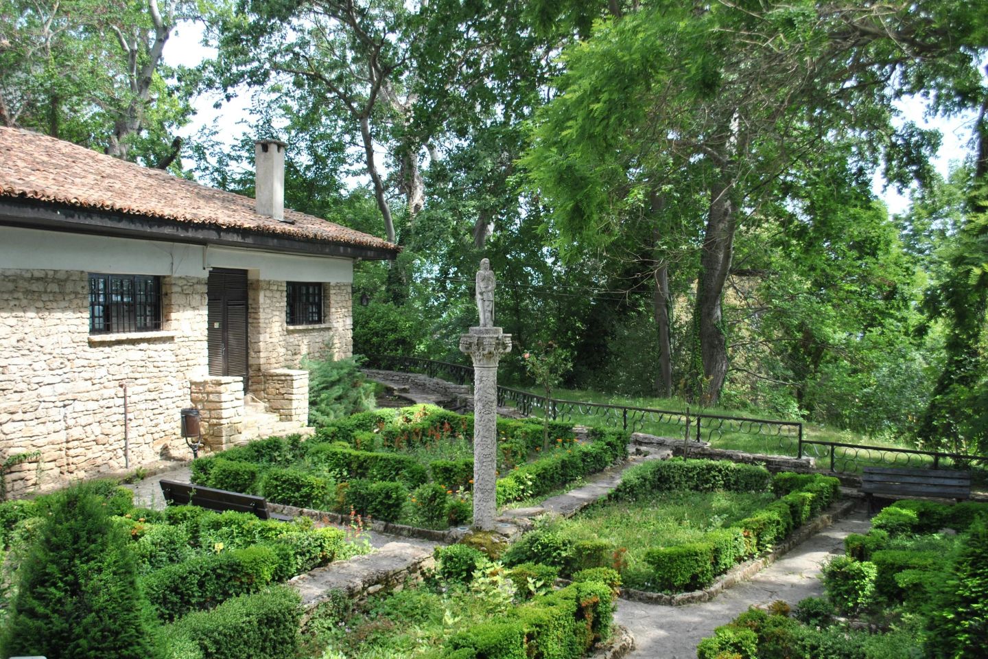 Ce lucrări trebuie făcute în grădină în luna mai. Sfaturi utile de la specialiști