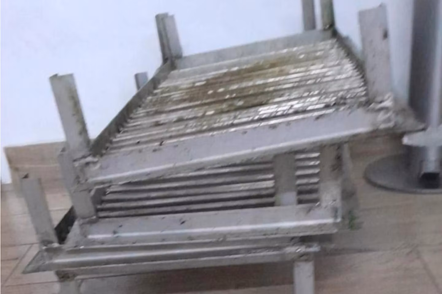 Fântână arteziană vandalizată în Râmnicu Vâlcea. Două persoane au fost prinse în timp ce furau mai multe grătare metalice 