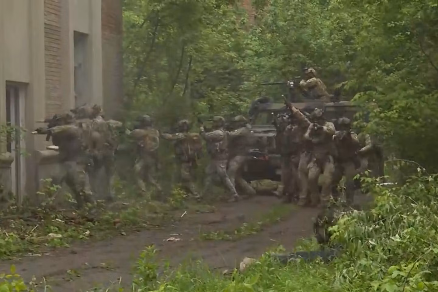 Imagini spectaculoase de la exercițiul NATO de amploare din județul Bacău. Echipa Realitatea Plus, în mijlocul operațiunii – VIDEO