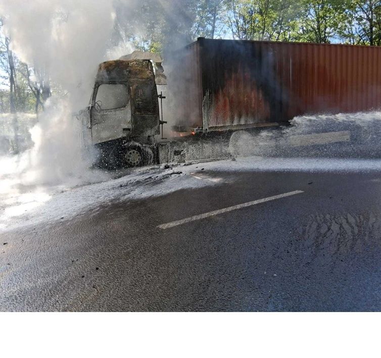 Autocamion încărcat cu două tone de hârtie, cuprins de flăcări pe DN7, în Vâlcea. Trafic blocat temporar 
