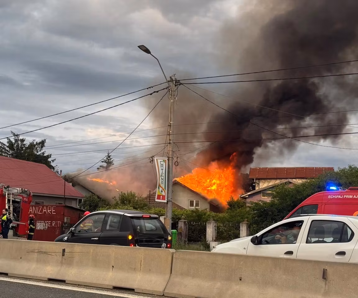 Incendiu violent la Săftica. Pompierii intervin, trafic îngreunat spre Ploiești - FOTO