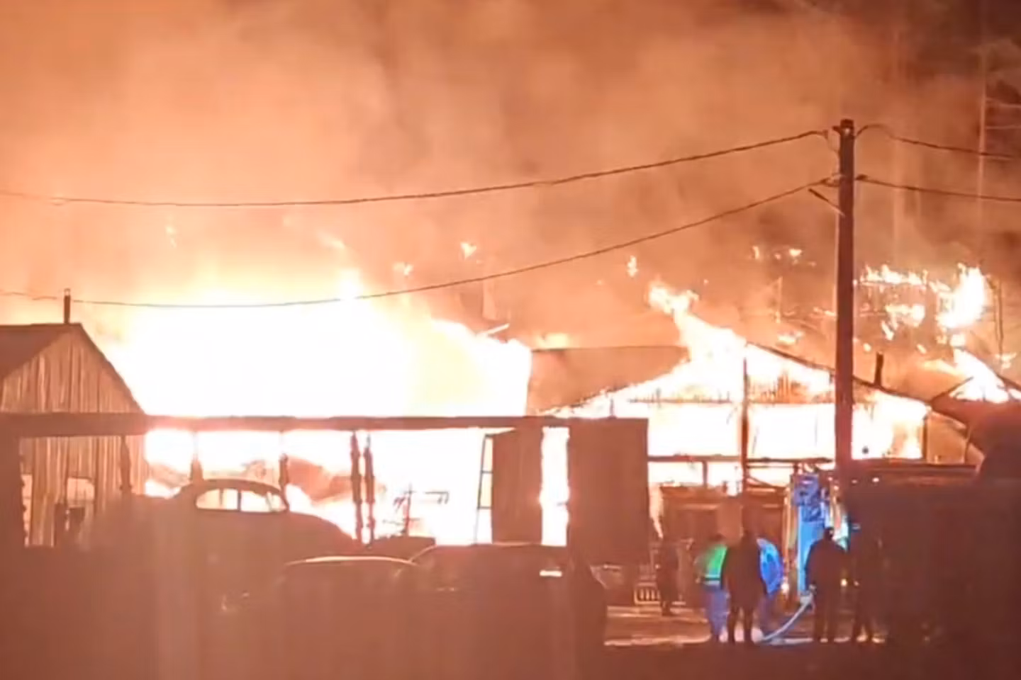 Incendiu de proporții într-o gospodărie din județul Suceava. Flăcările amenință o pădure din zonă-VIDEO