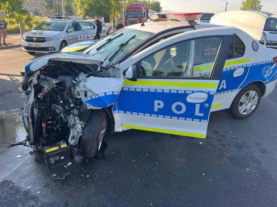 Urmărire ca în filme în Craiova: un șofer a lovit o autospecială de poliție și a încercat să fugă