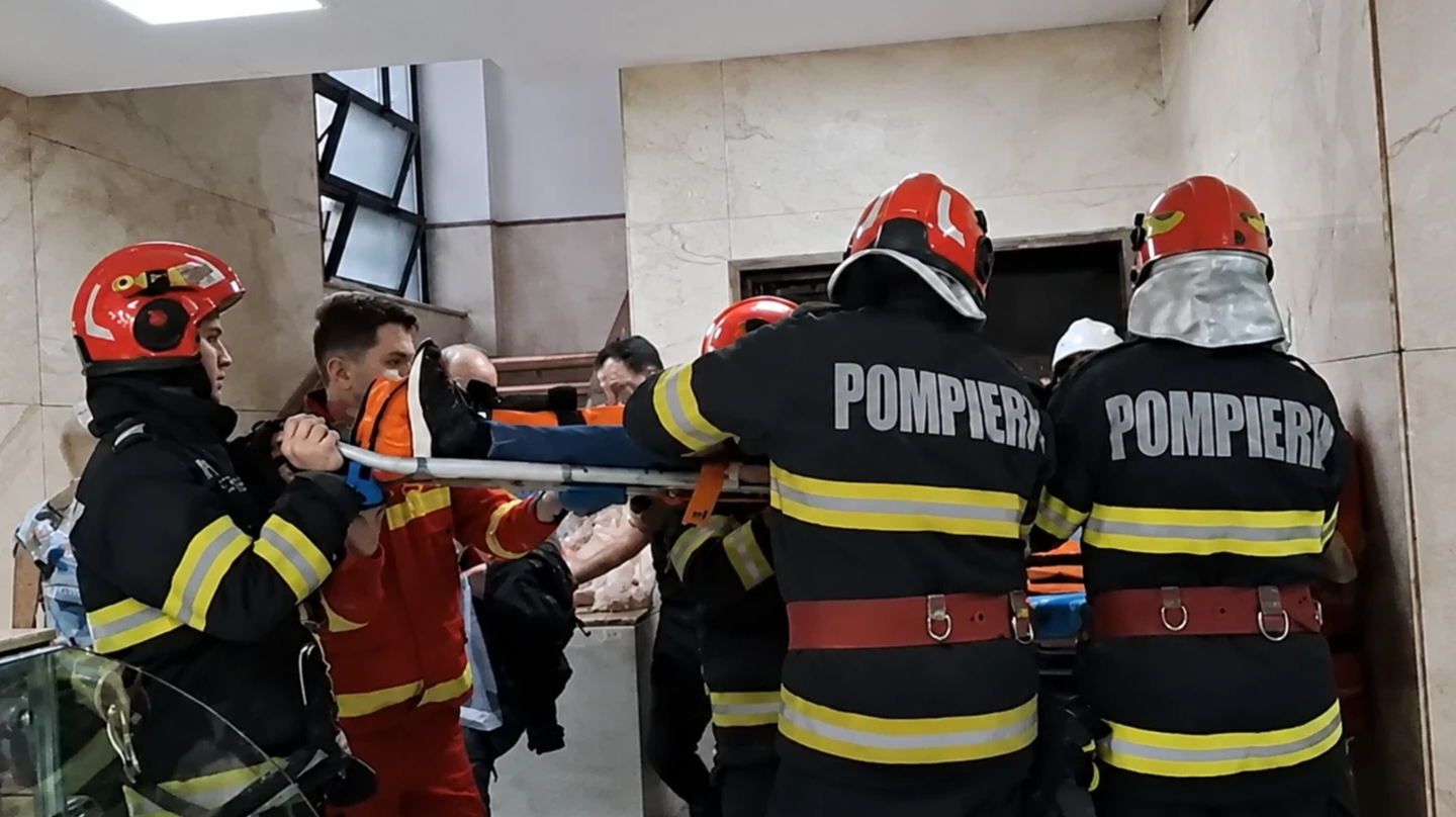 Incident grav la Ministerul Transporturilor: un lift cu șapte persoane s-a prăbușit. Trei oameni, transportați la spital