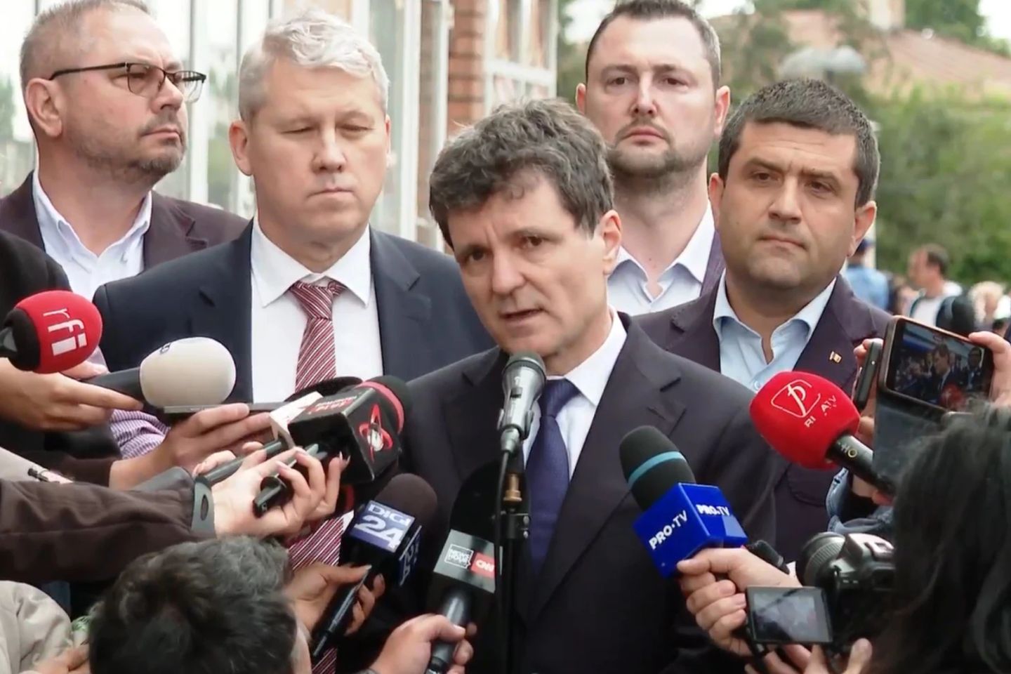 Nicușor Dan, de la blocul afectat de drona rusească:”Nu e suficient că suntem în NATO, trebuie să ne pregătim”-VIDEO