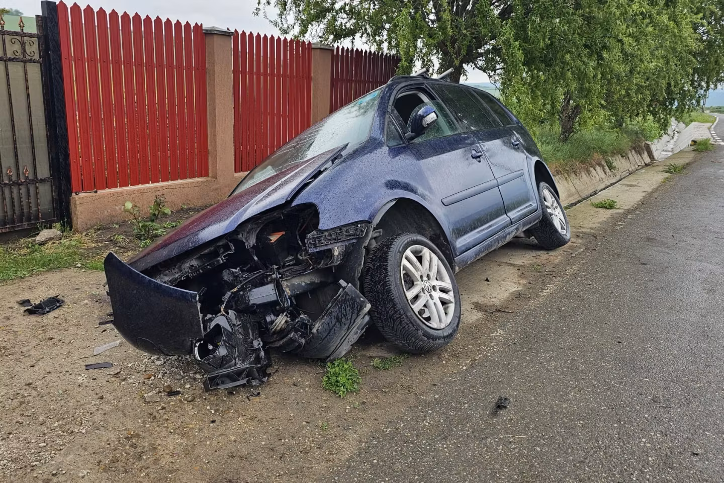 Accident grav în Vaslui: Șase oameni, printre care trei copii, au ajuns la spital după ce o mașină s-a izbit violent de un cap de pod