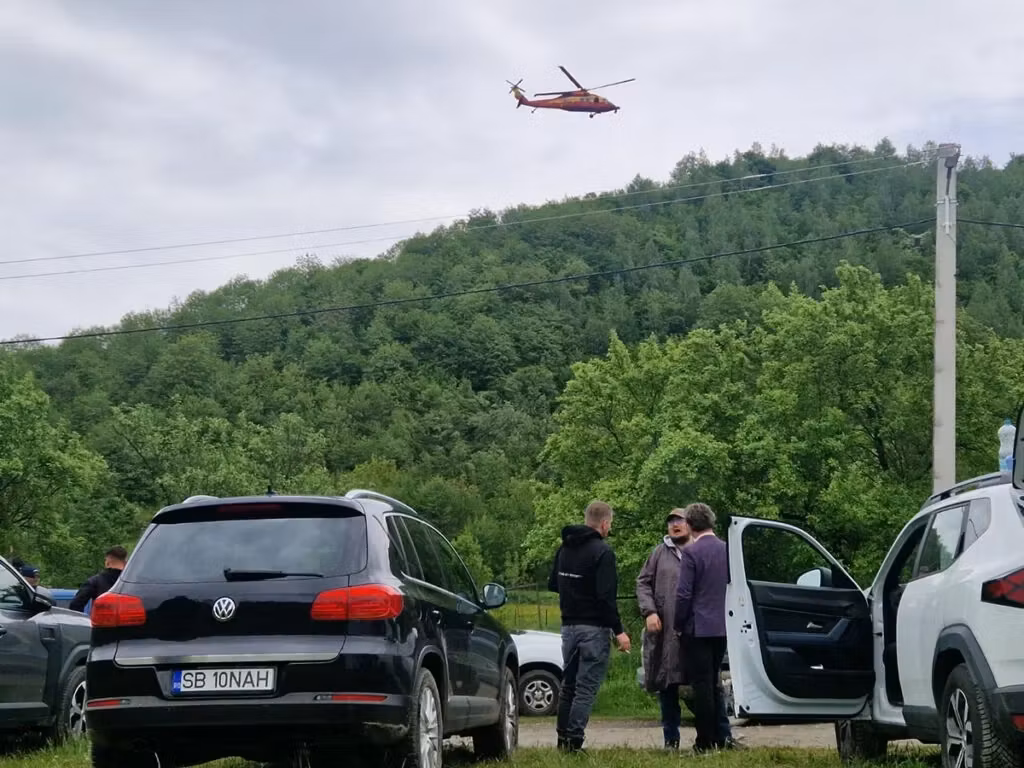 Mobilizare impresionantă pentru găsirea băiețelului din Sibiu care a dispărut ieri. Sute de oameni răscolesc zona – FOTO/VIDEO