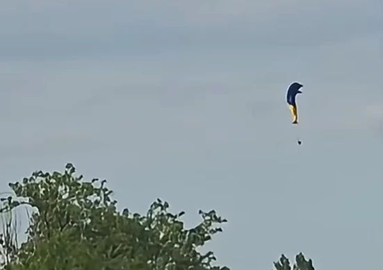Și-a văzut moartea cu ochii. Un parașutist a căzut în gol, iar salvarea a venit în ultima secundă - VIDEO