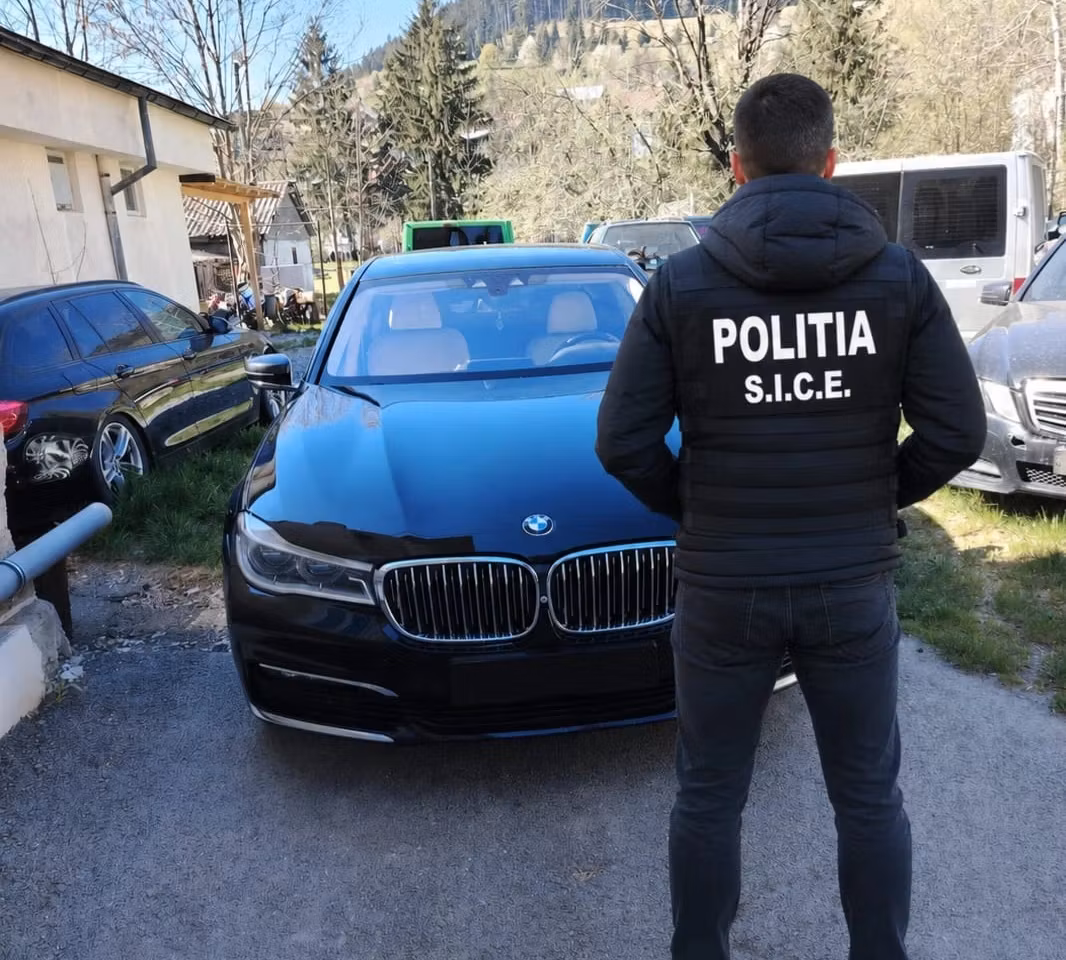 Captură de peste 700.000 de lei în județul Suceava: parfumuri și haine contrafăcute descoperite într-un autoturism de lux FOTO
