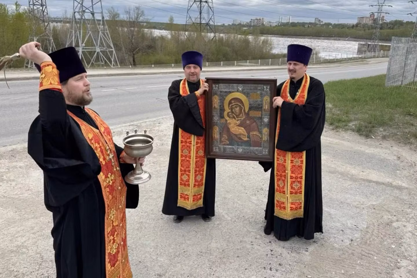 Preoții ruși organizează slujbe religioase speciale pe stradă pentru a alunga dronele ucrainene