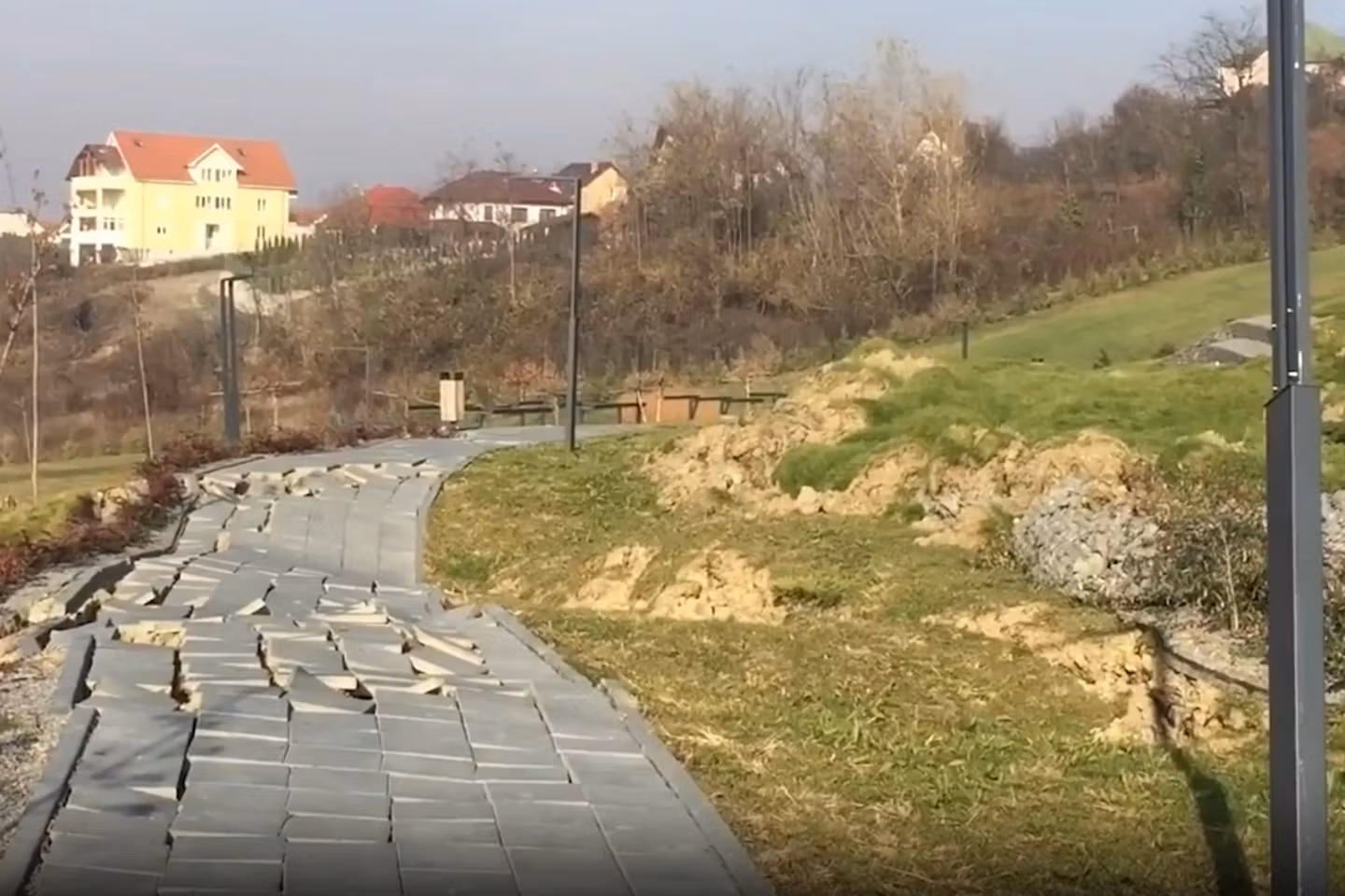Marile proiecte ale lui Bolojan se prăbușesc la prima ninsoare. Investiție de 1,9 milioane de euro, distrusă de o alunecare de teren-VIDEO