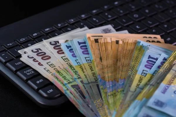 Calcule: cum cresc salariile demnitarilor în noua lege?