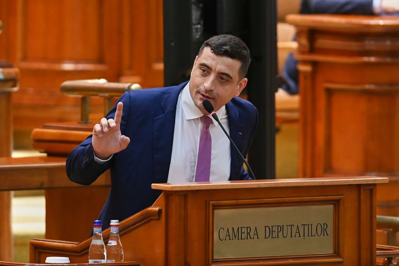 George Simion cere majorarea salariului minim și reformarea normei didactice. Apel în plenul Parlamentului